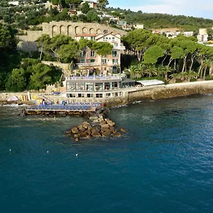 **** Hotel Arc En Ciel Italien